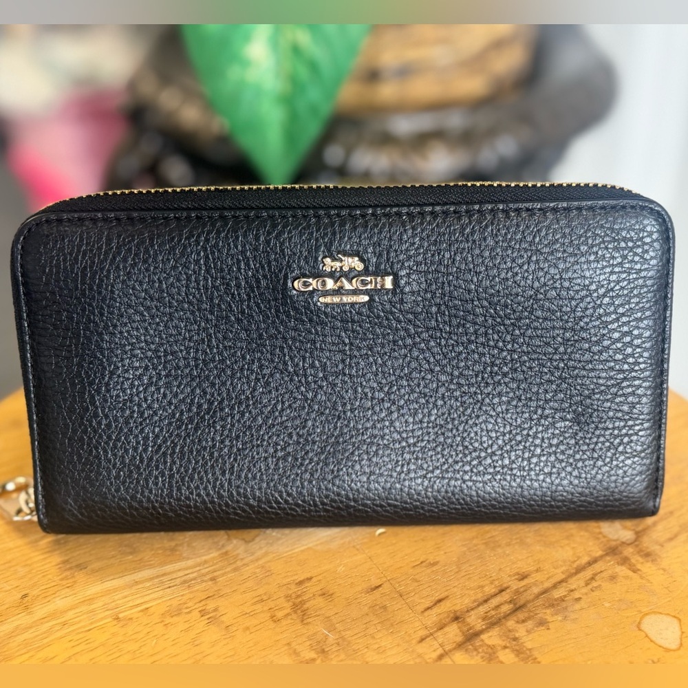 Coach Black Pebbled Leather Zip Wallet-LIKE NEW